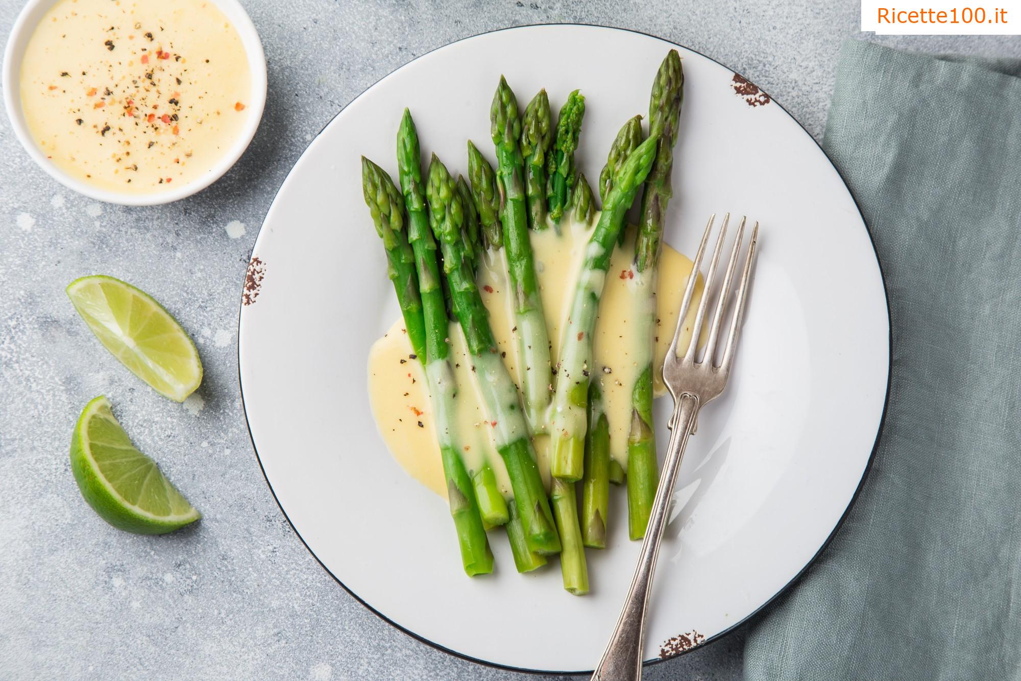 Asparagi verdi con salsa olandese