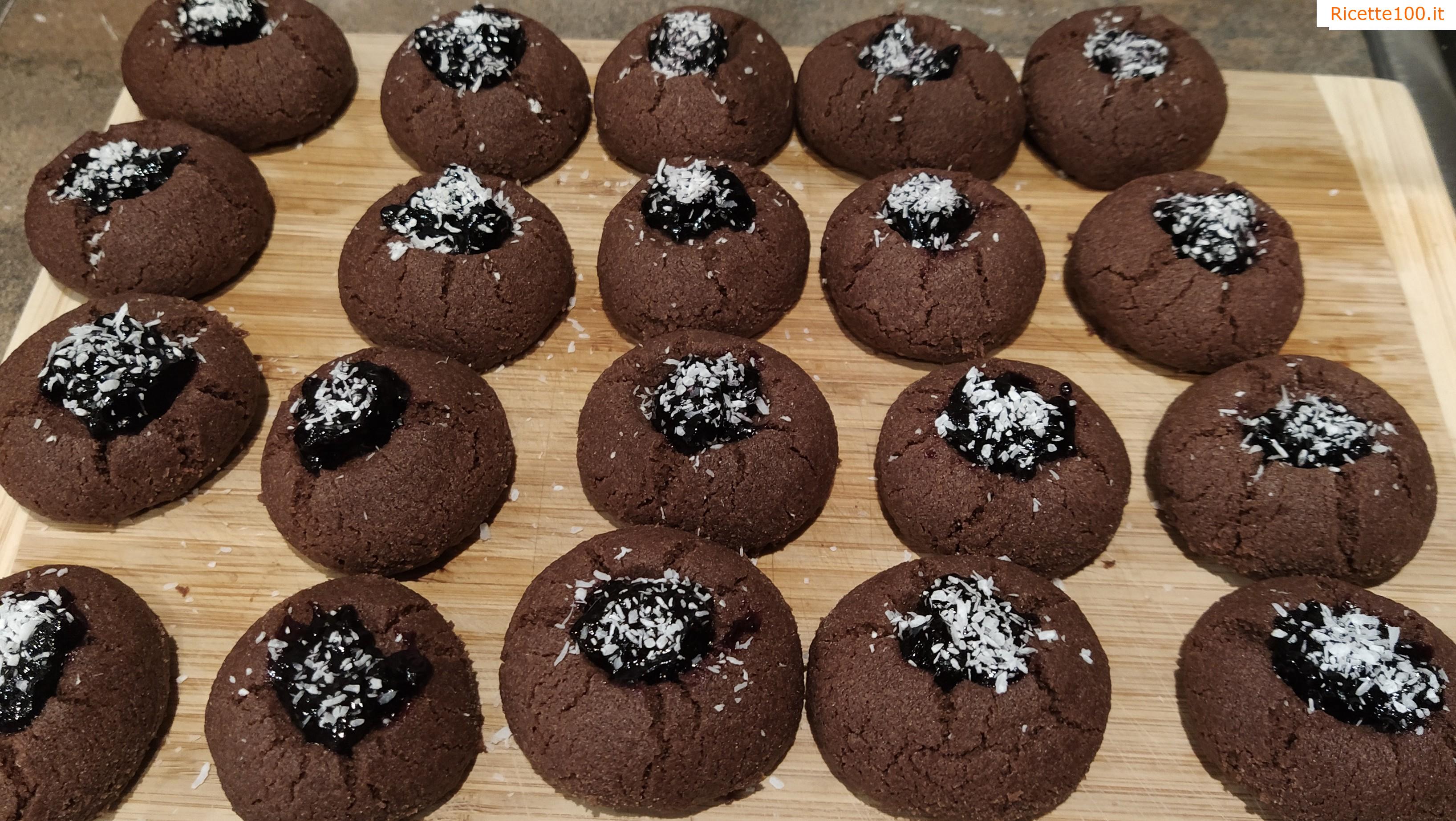 Biscotti al cacao con marmellata