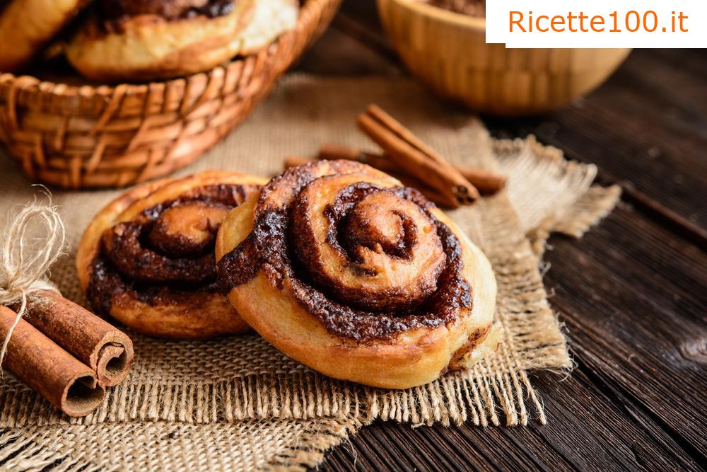 Brioche - rotoli alla cannella con l'aiuto di un mixer da cucina