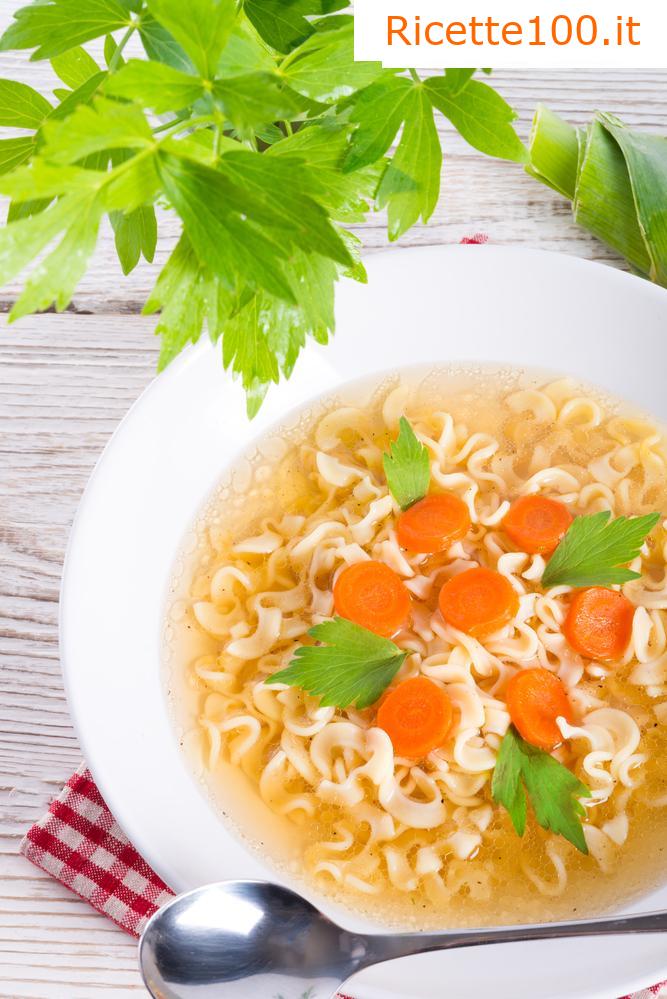 Brodo di verdure con noodles o lettere