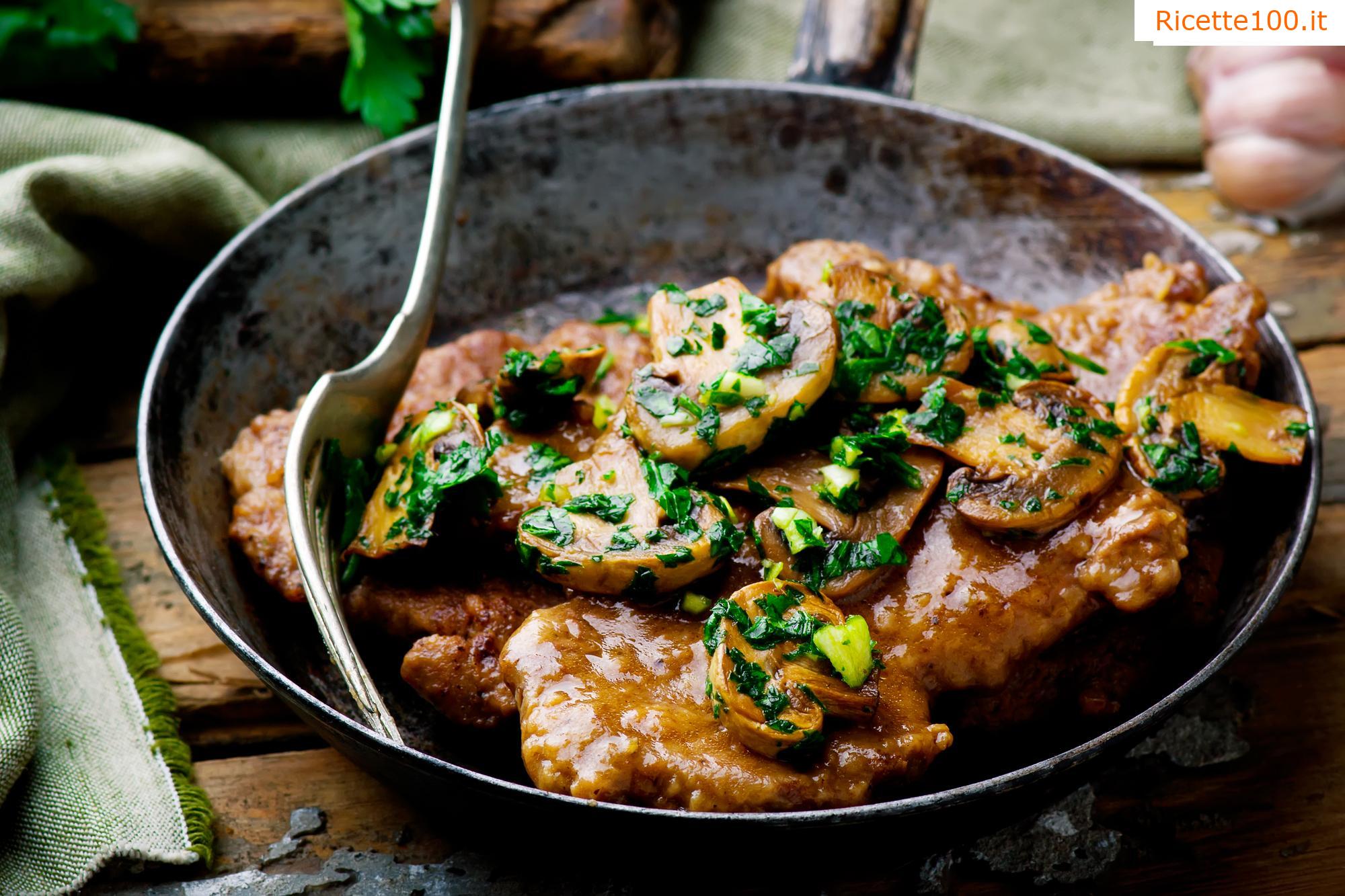 Costolette di maiale con salsiccia e funghi
