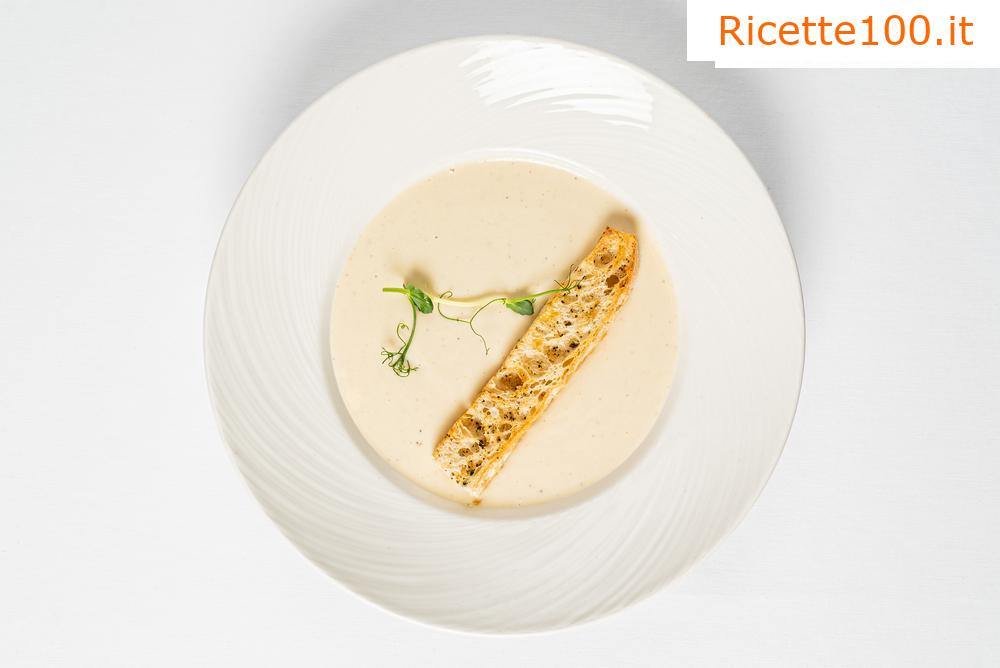 Crema di pastinaca con aglio e chips di pastinaca