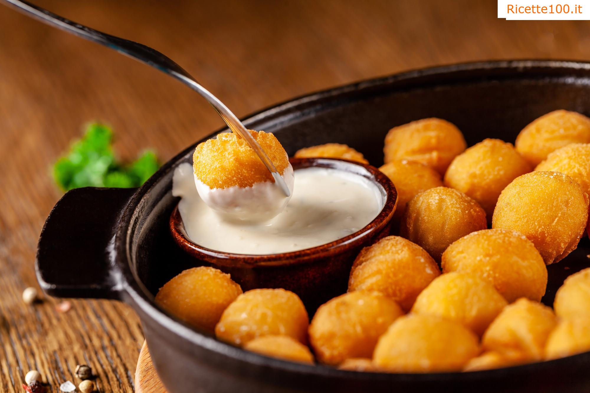 Crocchette di purè di patate con cipolla fritta e formaggio