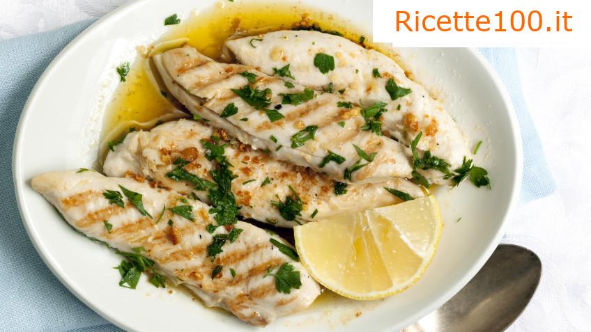 Fette di pollo con verbena di limone e riso al burro e curry