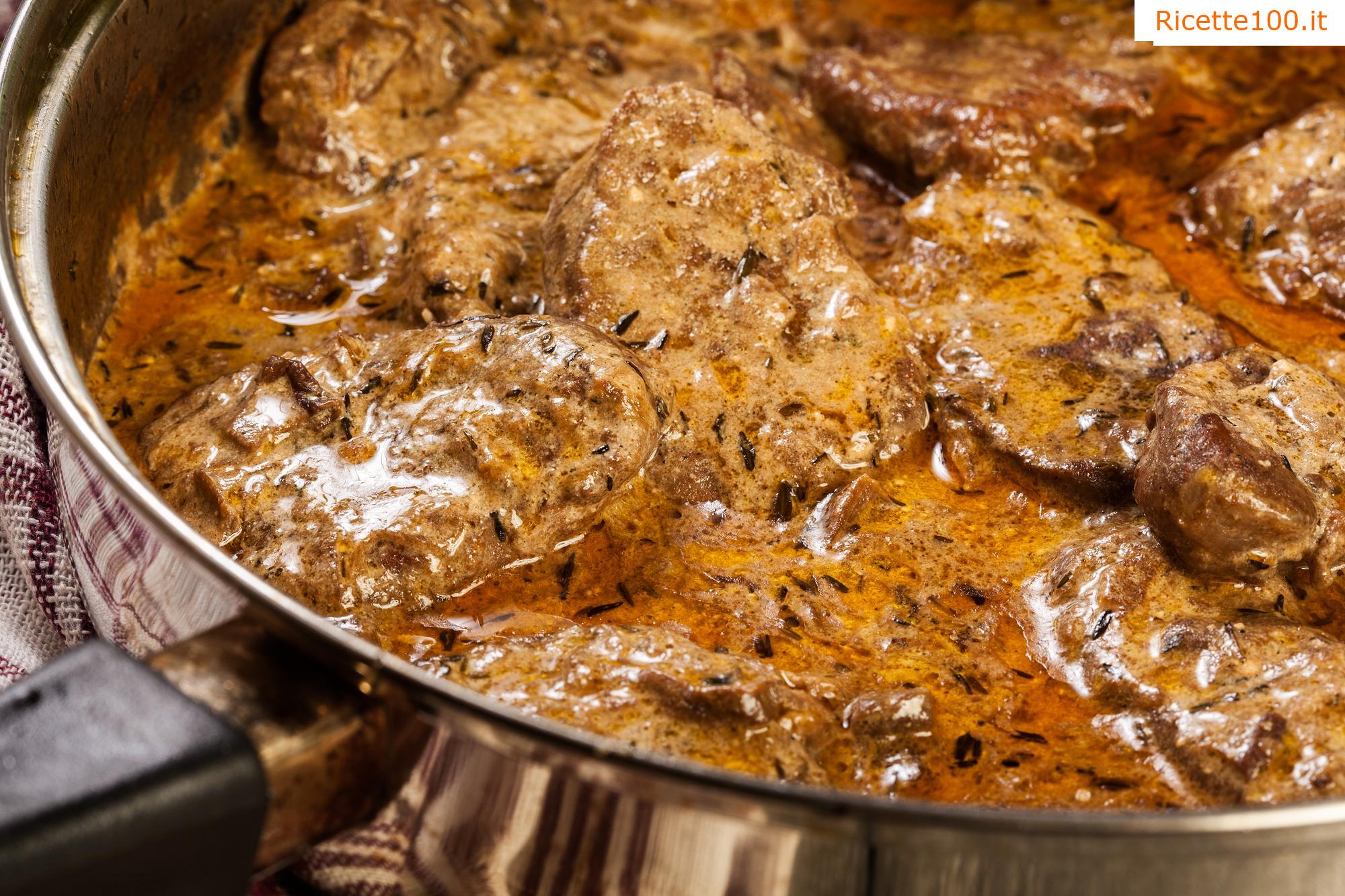 Filetto di maiale alle erbe con salsa cremosa ai funghi