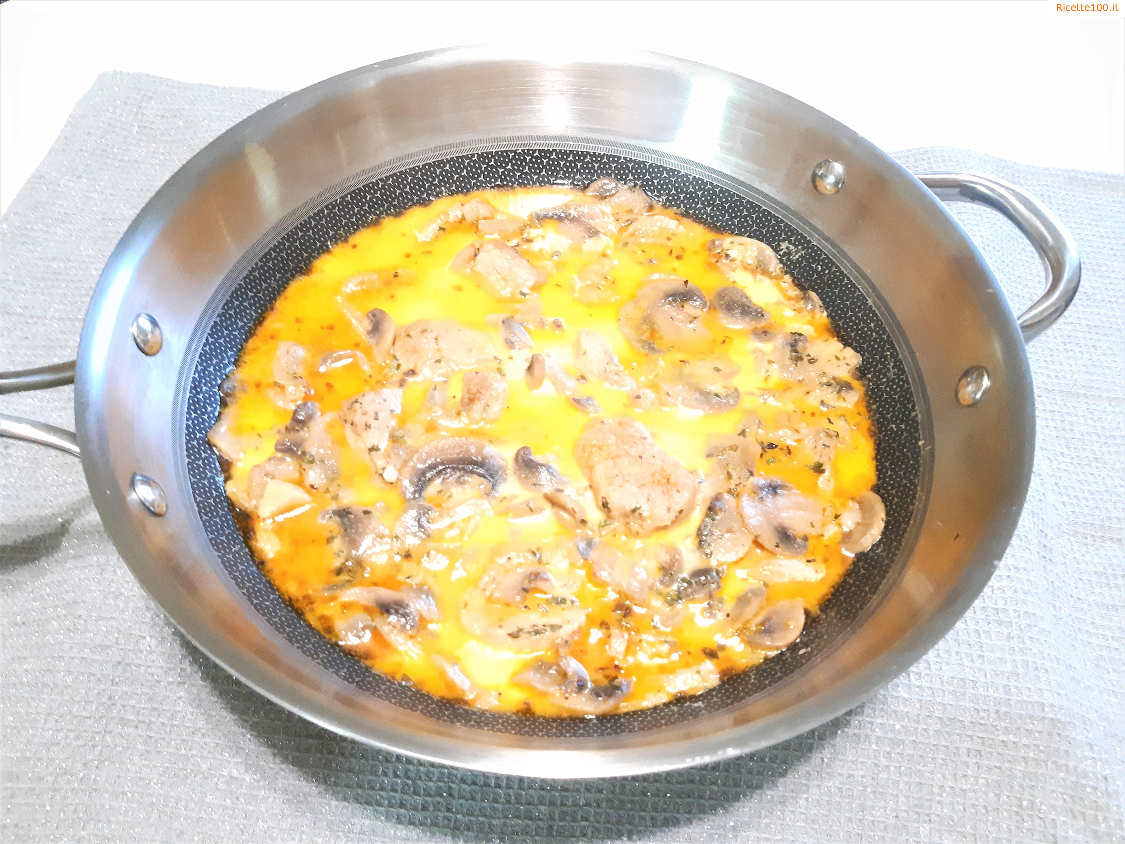 Filetto di maiale con carote e funghi