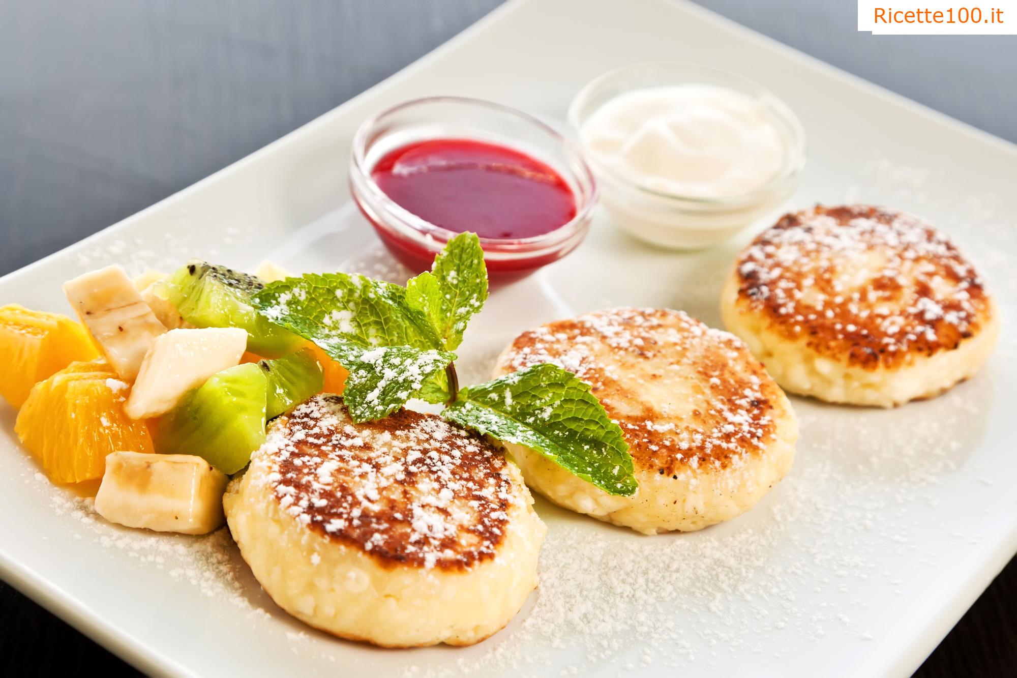 Frittelle di ricotta con marmellata e yogurt