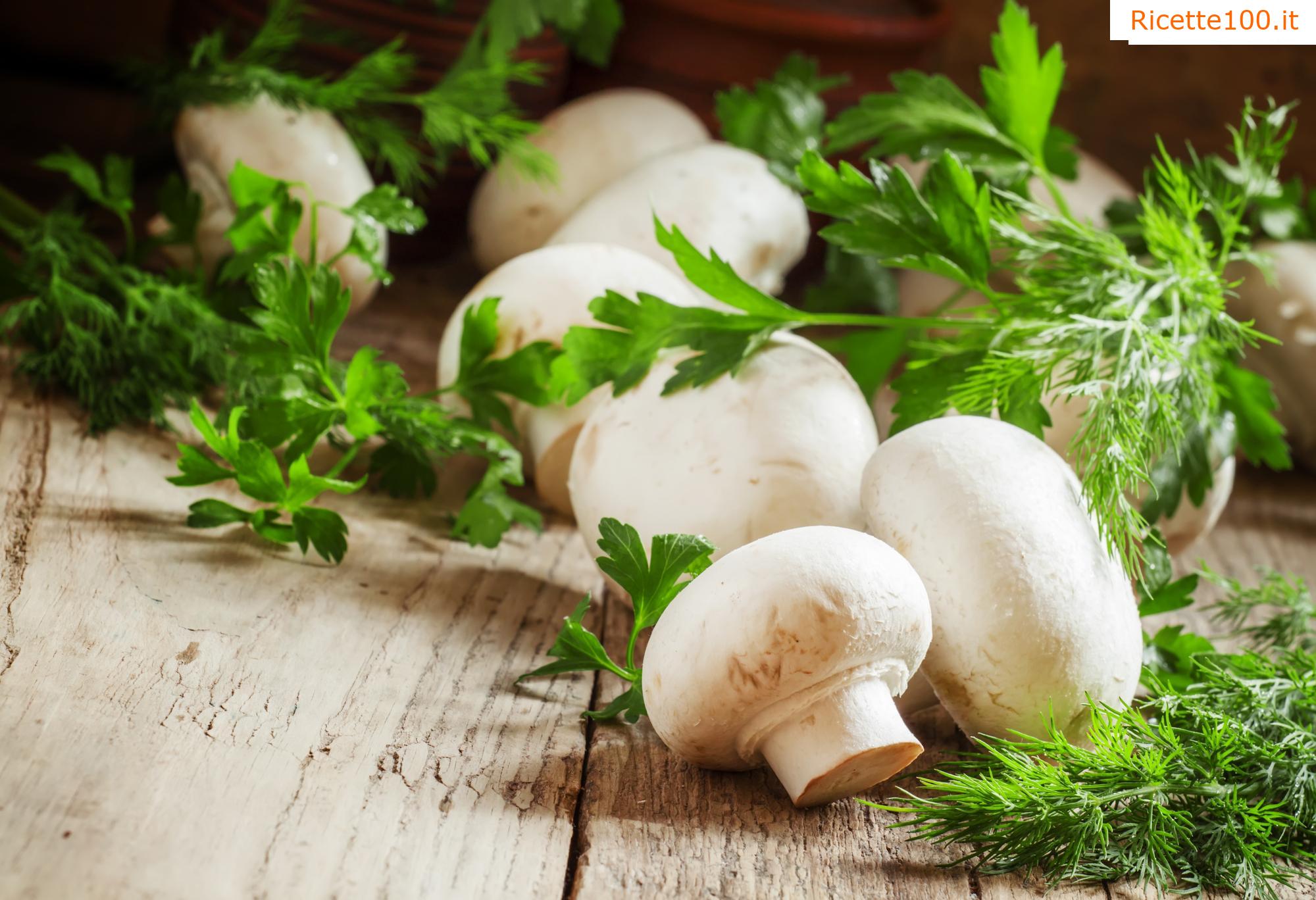 Funghi con aglio e erbe aromatiche