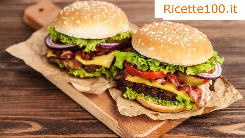 Hamburger di manzo con panino fatto in casa
