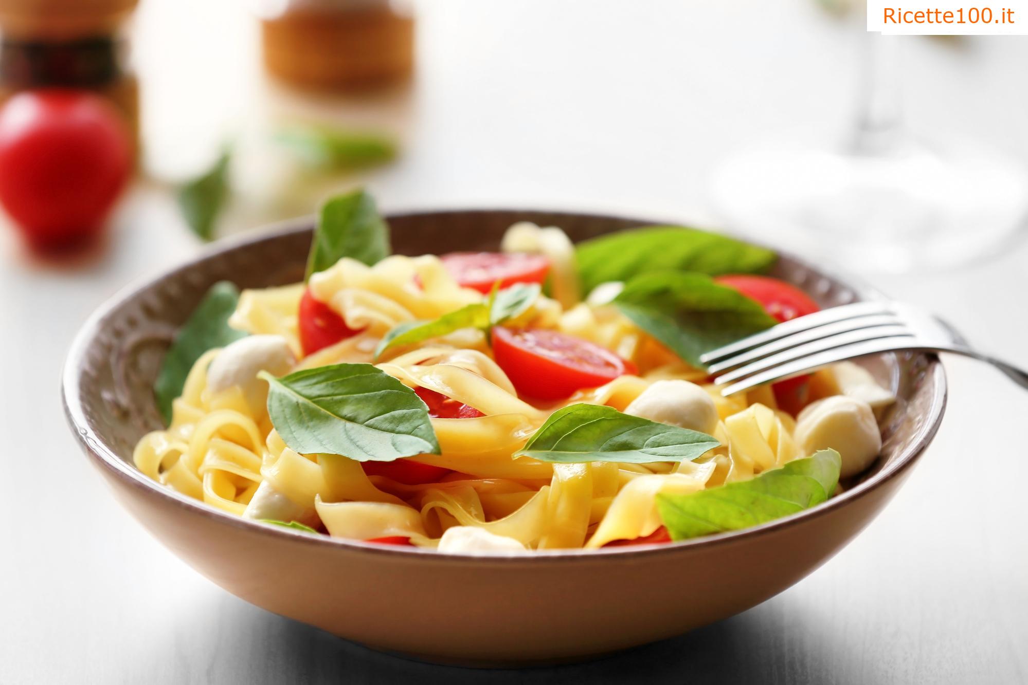 Insalata con verdure e pasta