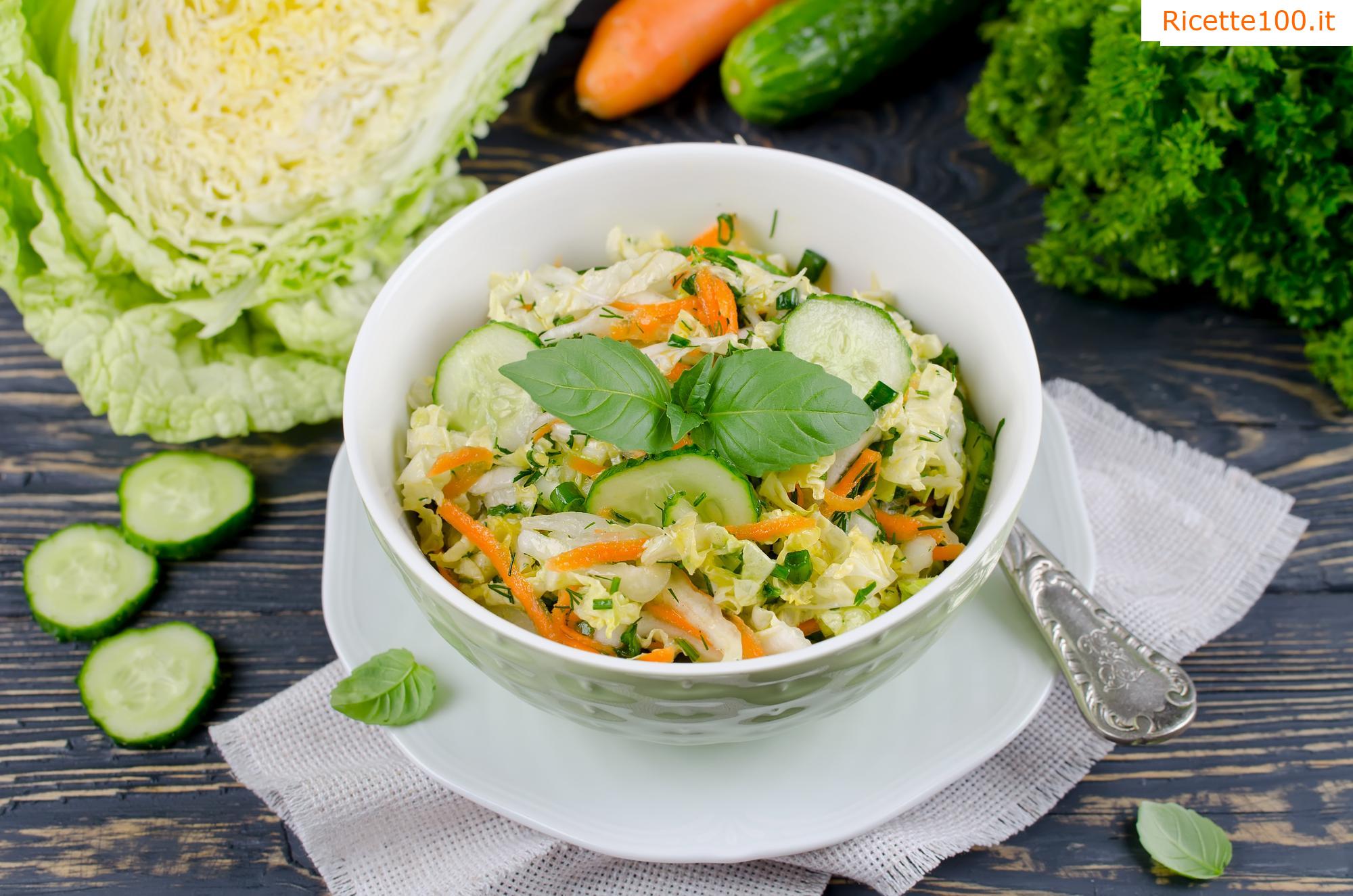 Insalata di cavolo con carote e aneto