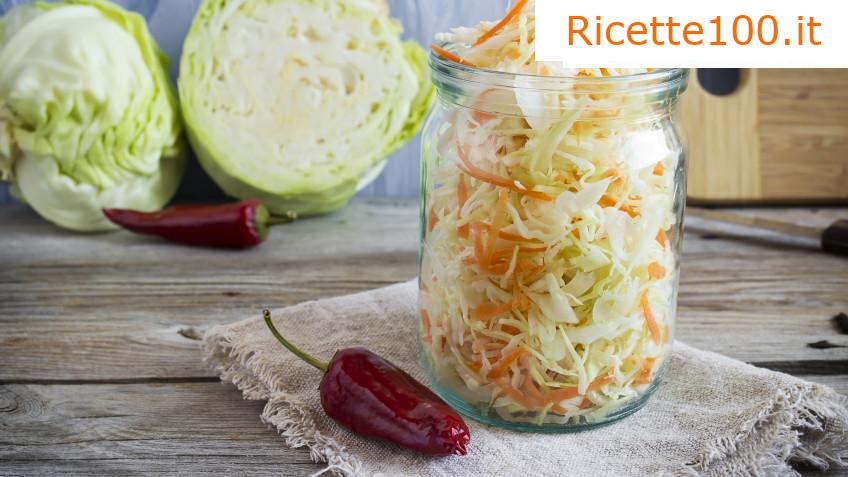 Insalata di cavolo con cipolle marinate