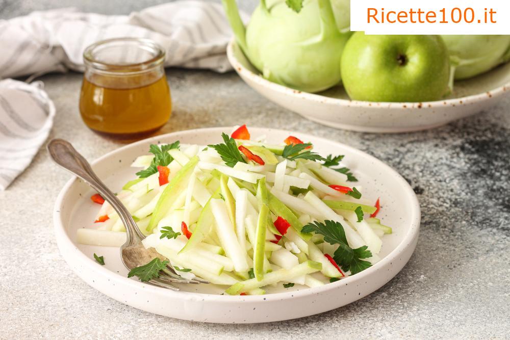 Insalata di cavolo rapa con mele e carote