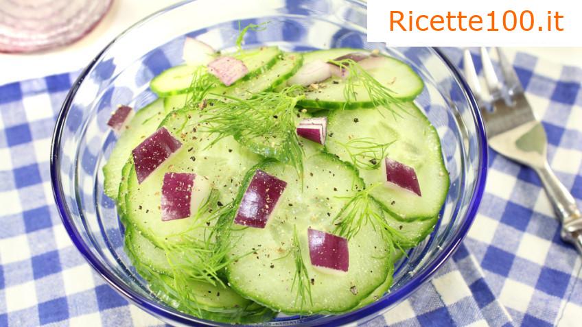 Insalata di cetrioli con aneto e cipolla