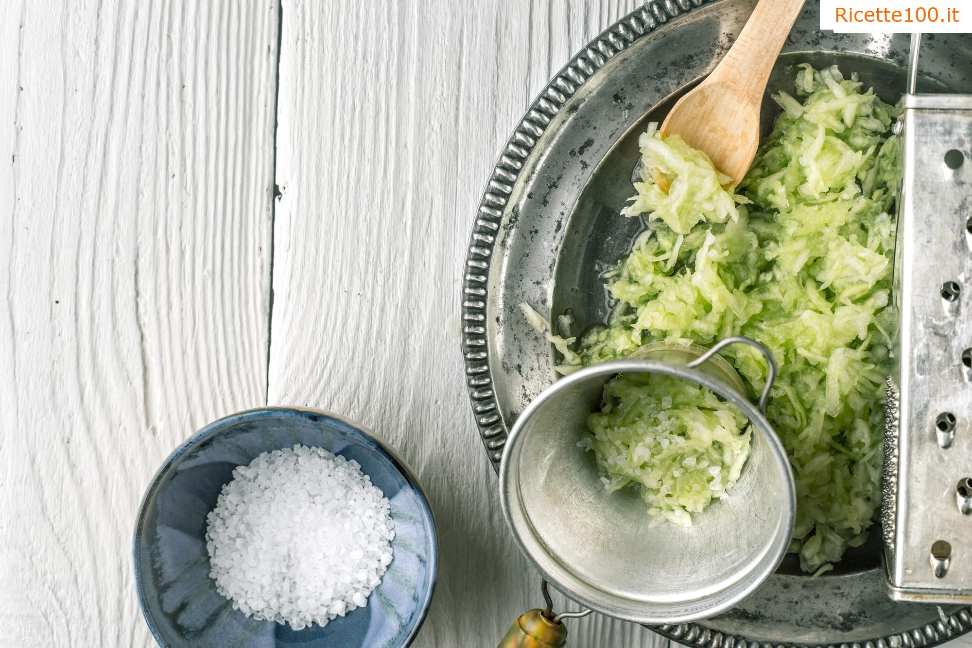 Insalata di cetrioli con cipolla