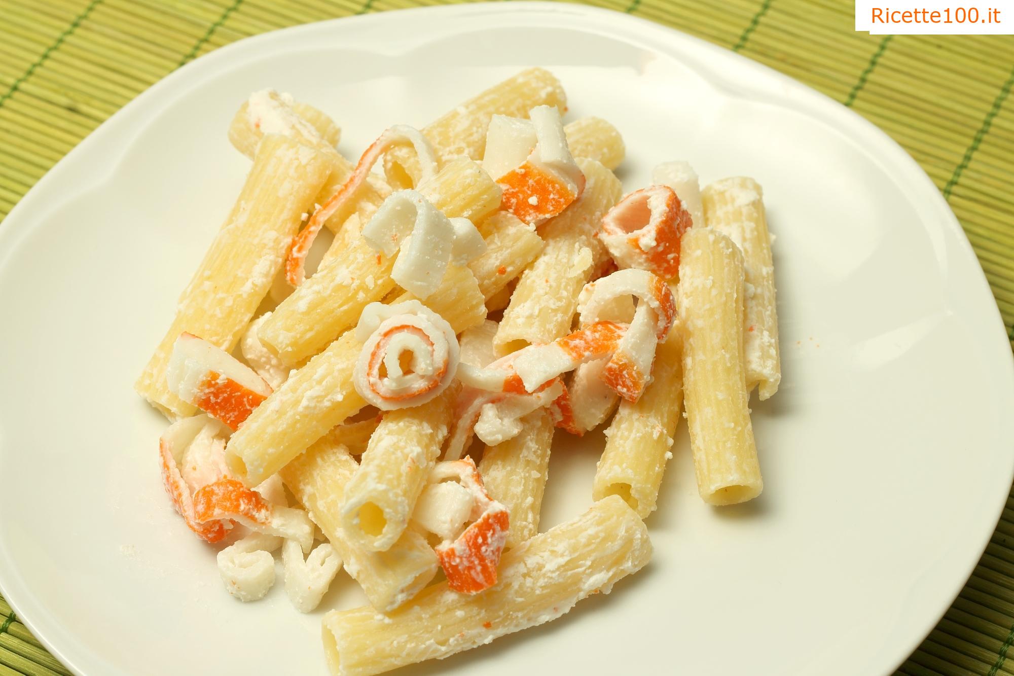 Insalata di pasta con bastoncini di granchio