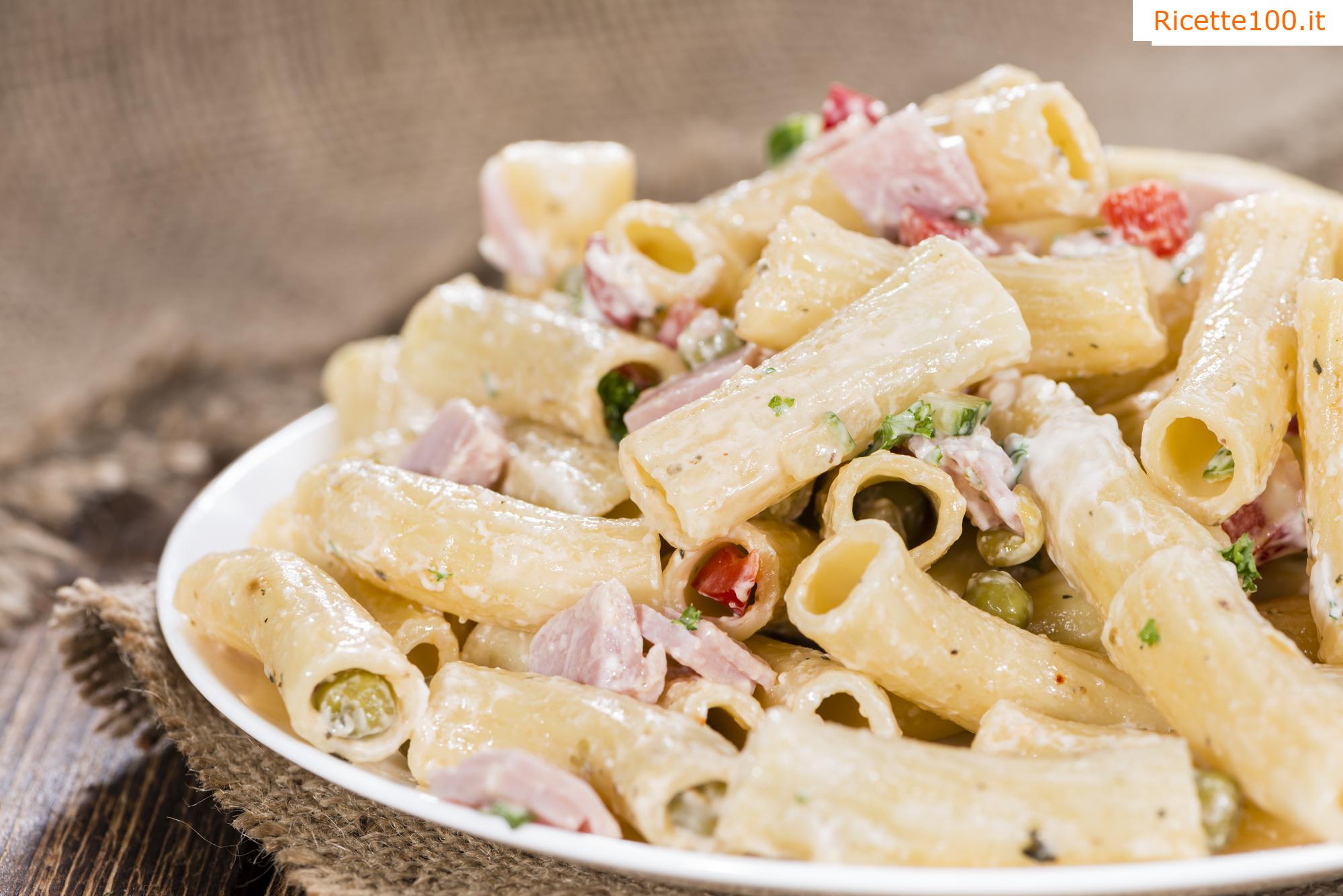 Insalata di pasta con verdure e condimento