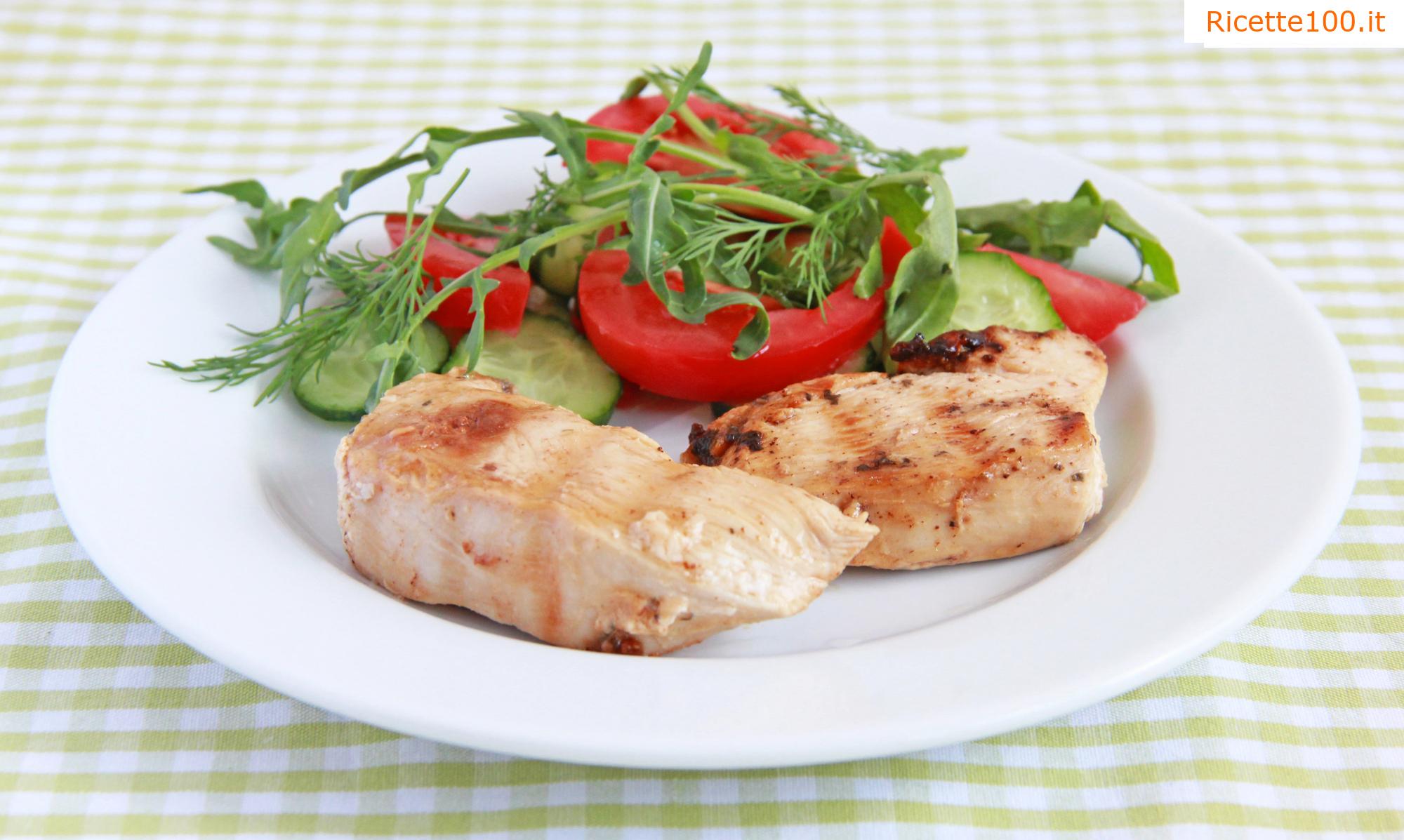 Insalata di verdure con carne di pollo