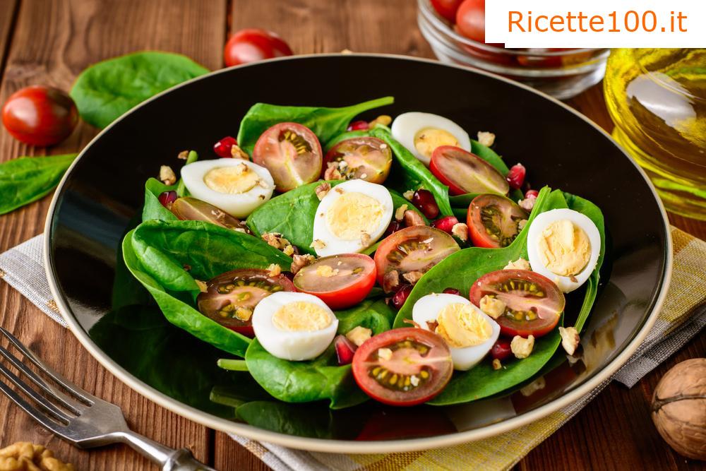 Insalata estiva con uova e carne di tacchino croccante