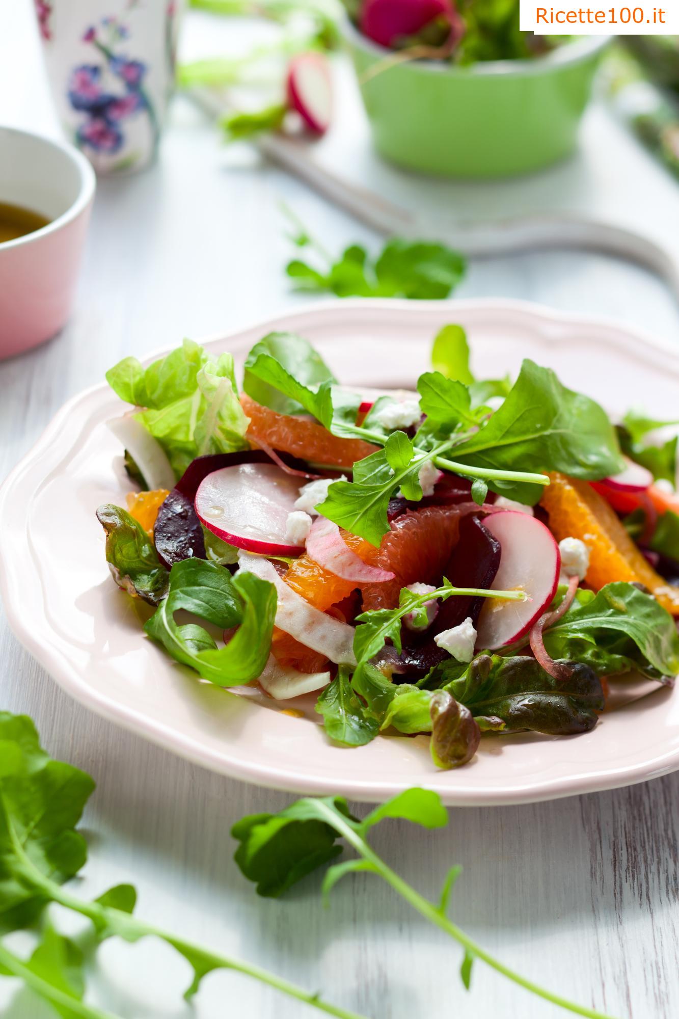 Insalata piccante di cavolo con frutta