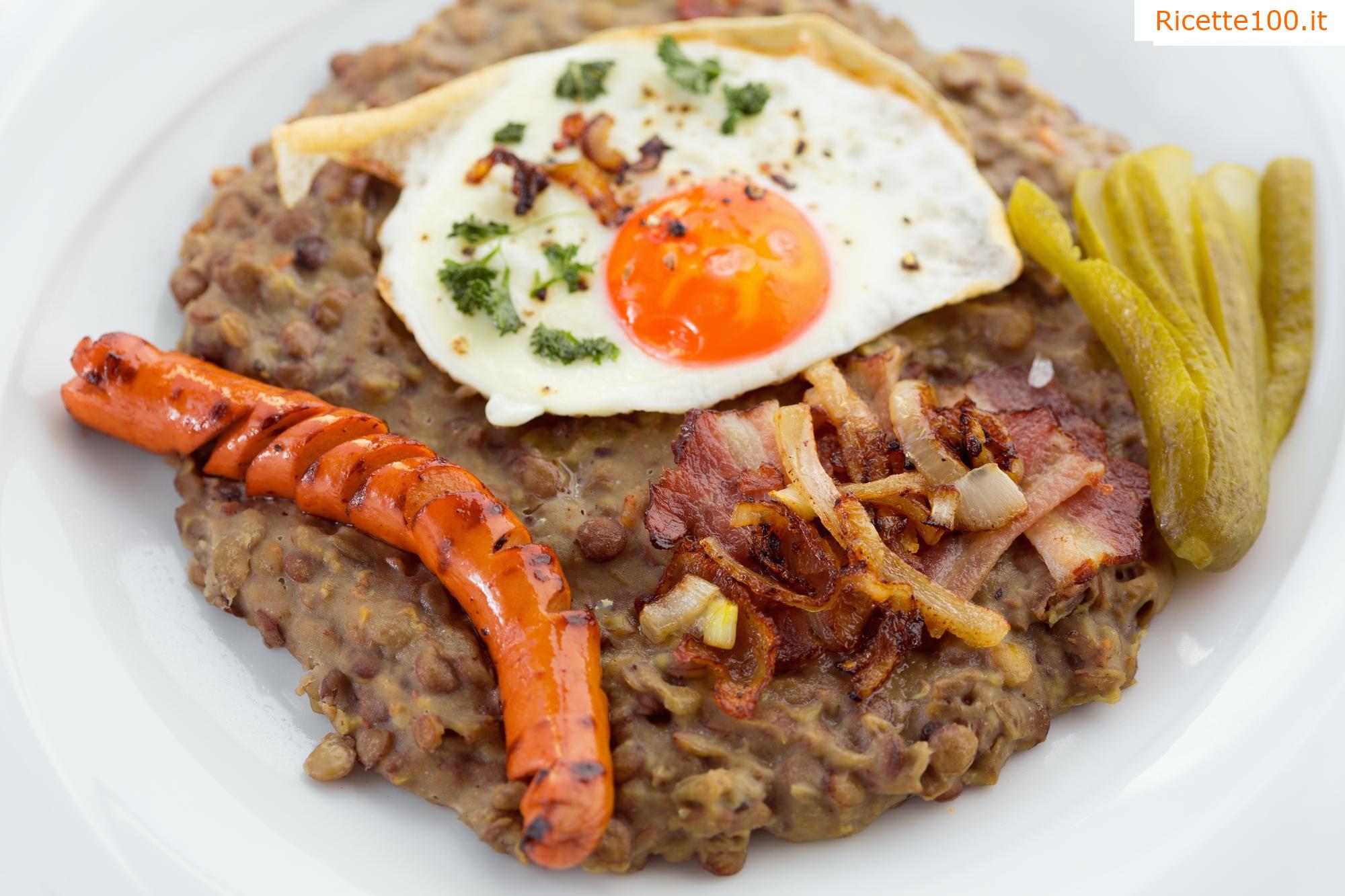 Lenticchie con salsiccia e uovo