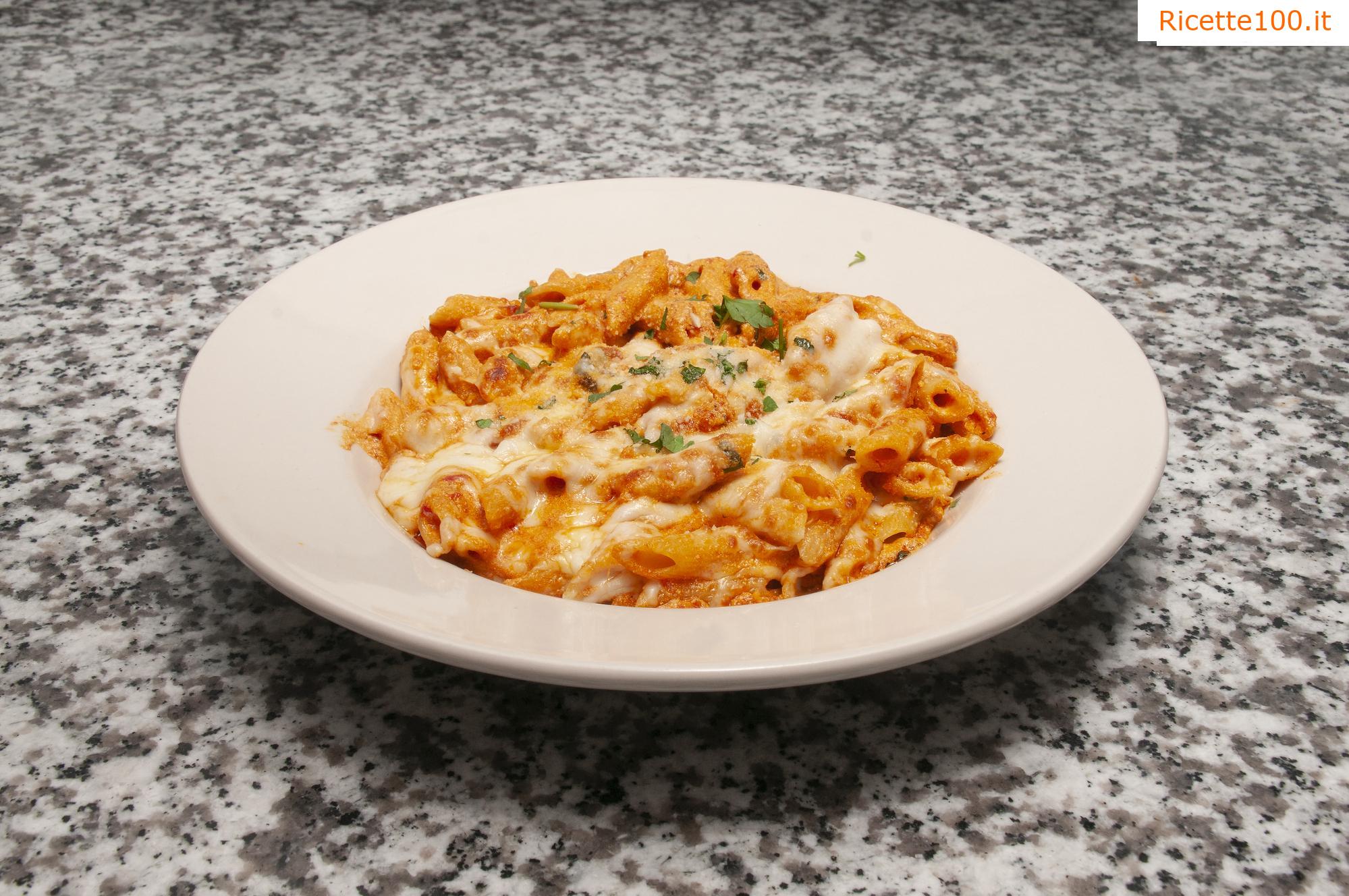 Pasta con salsa di pomodoro, mozzarella e pancetta.