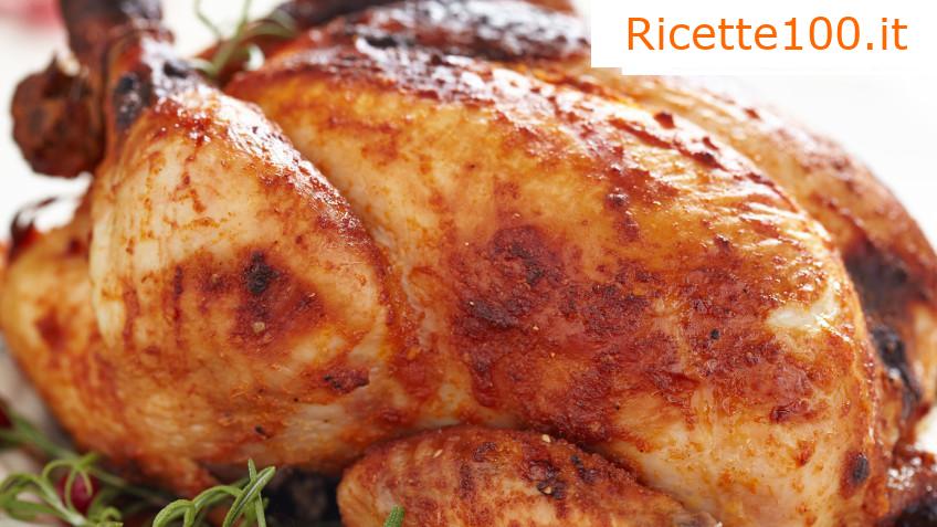 Pollo alle erbe succoso cotto sulla grossa salatura