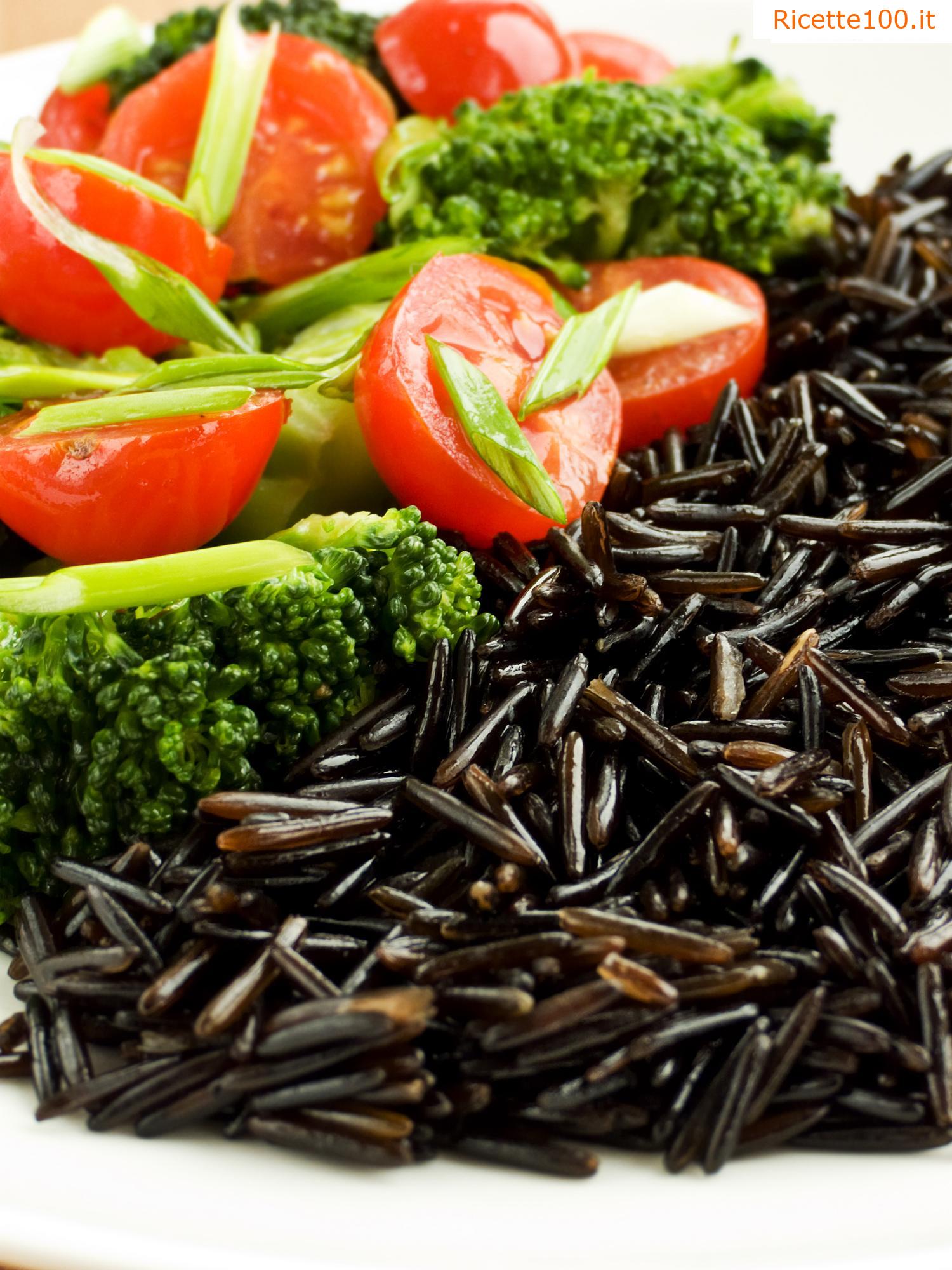 Riso tailandese con broccoli e pomodori