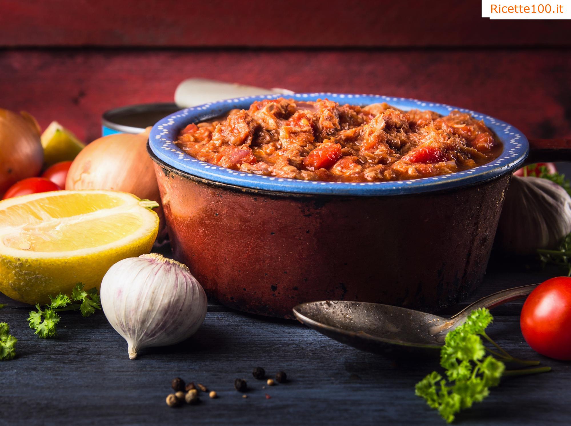 Salsa di pomodoro con erbe e tonno