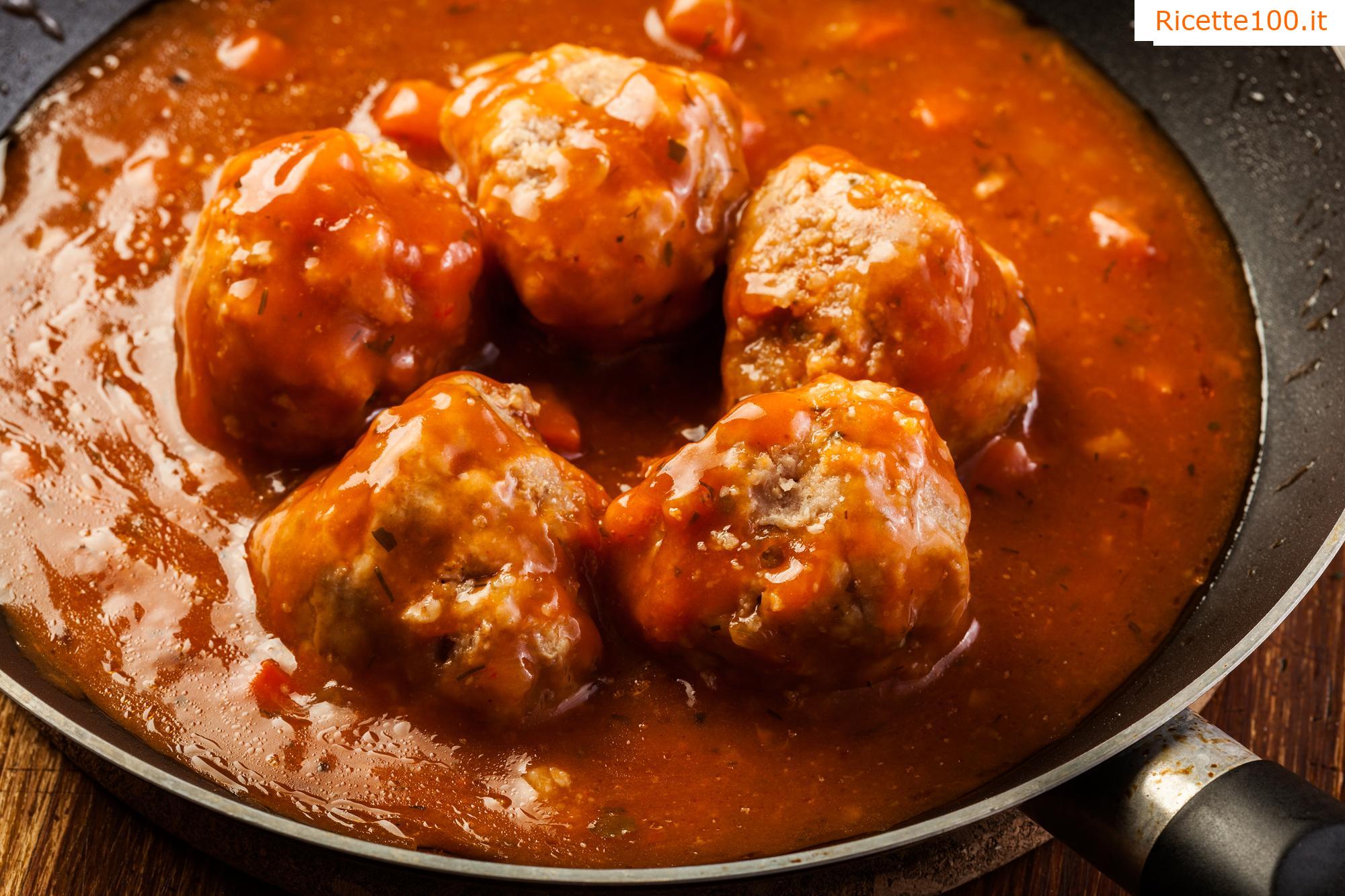 Salsa di pomodoro con polpette della nonna