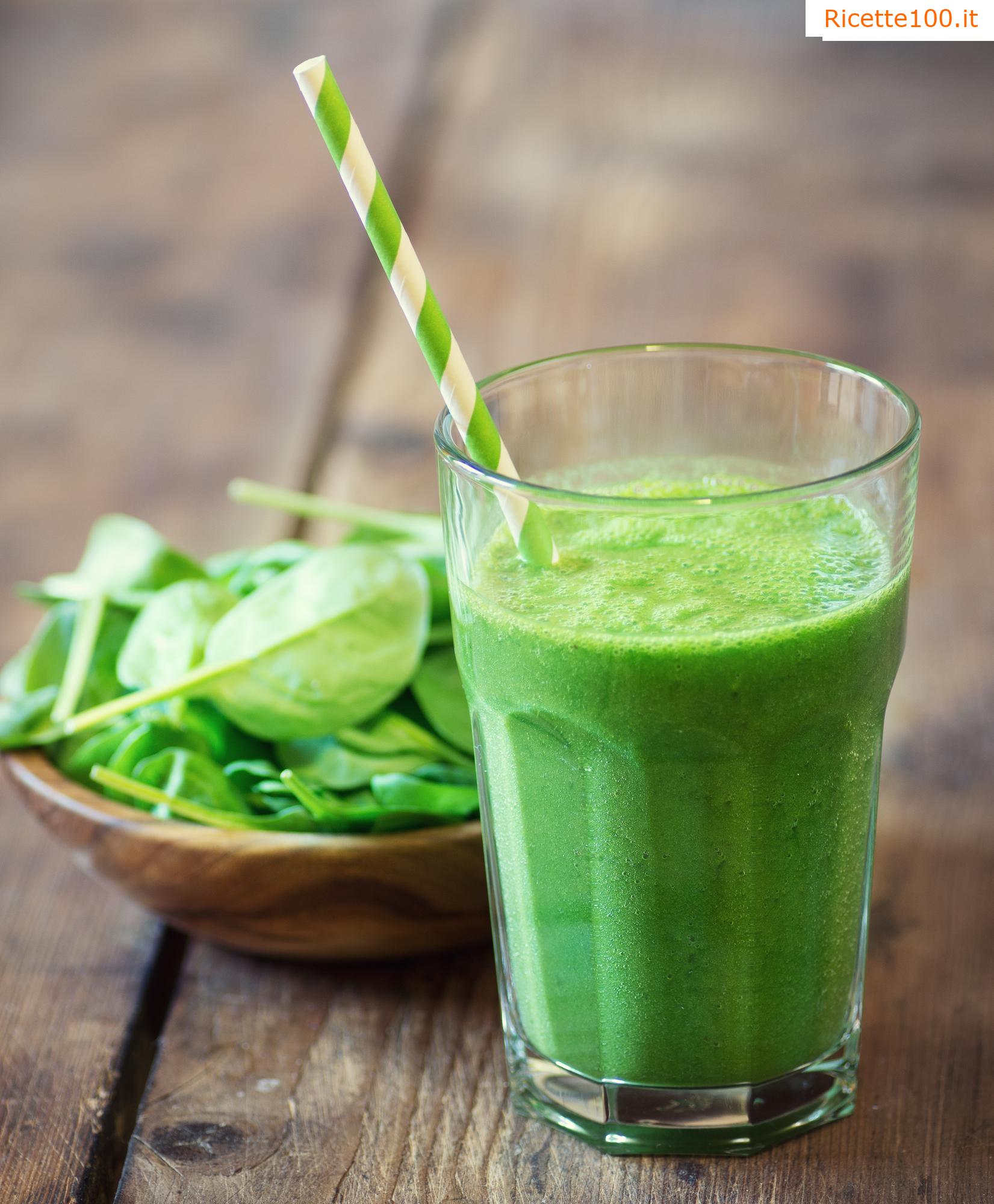 Smoothie primaverile con spinaci e alimenti verdi