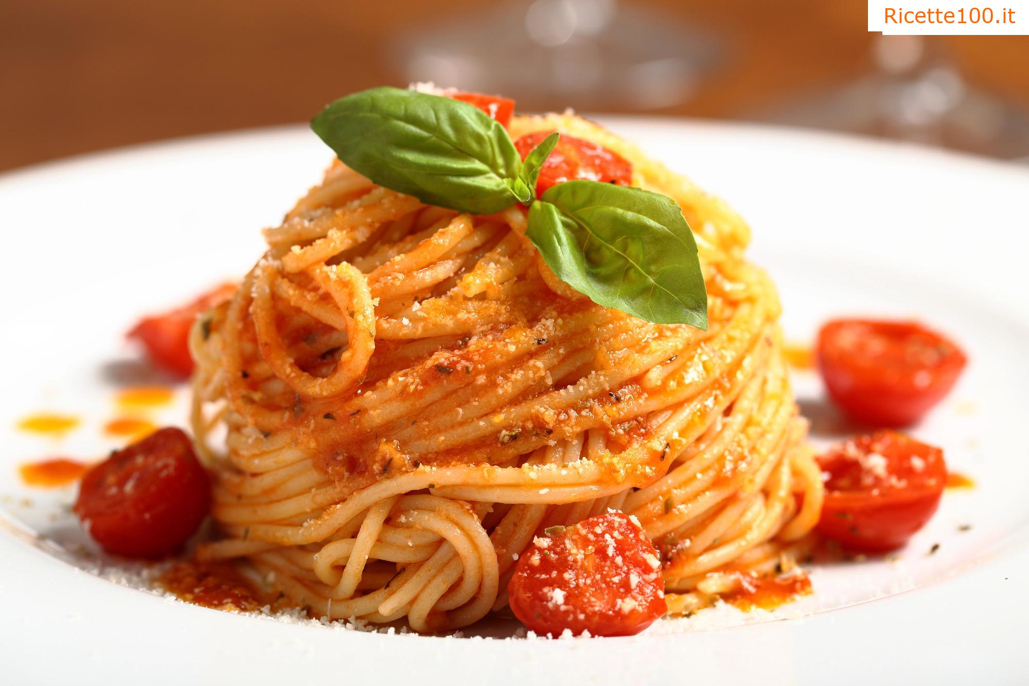 Spaghetti con peperoni arrostiti, pomodori e finocchio
