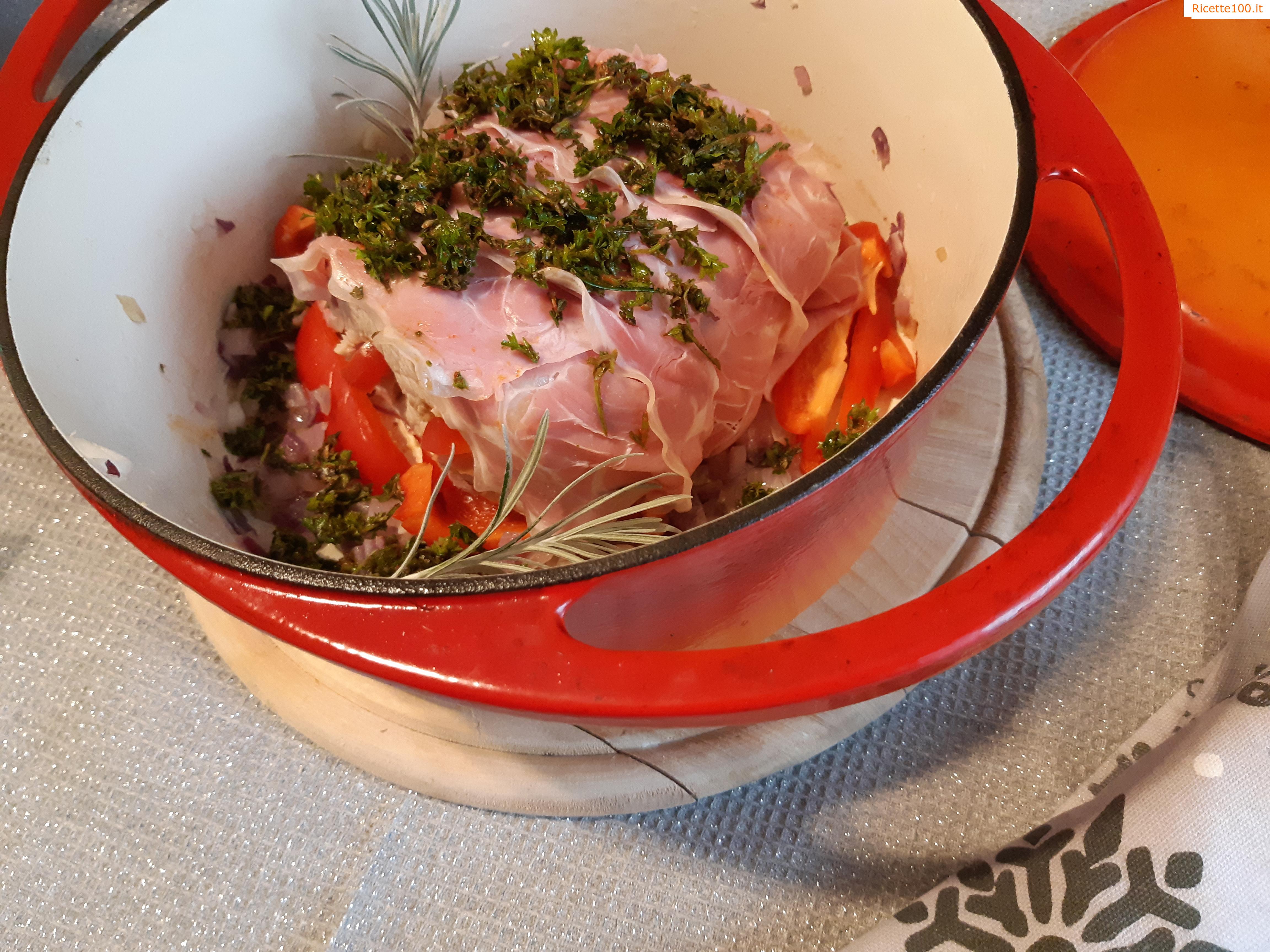 Spalla di maiale farcita con formaggio affumicato