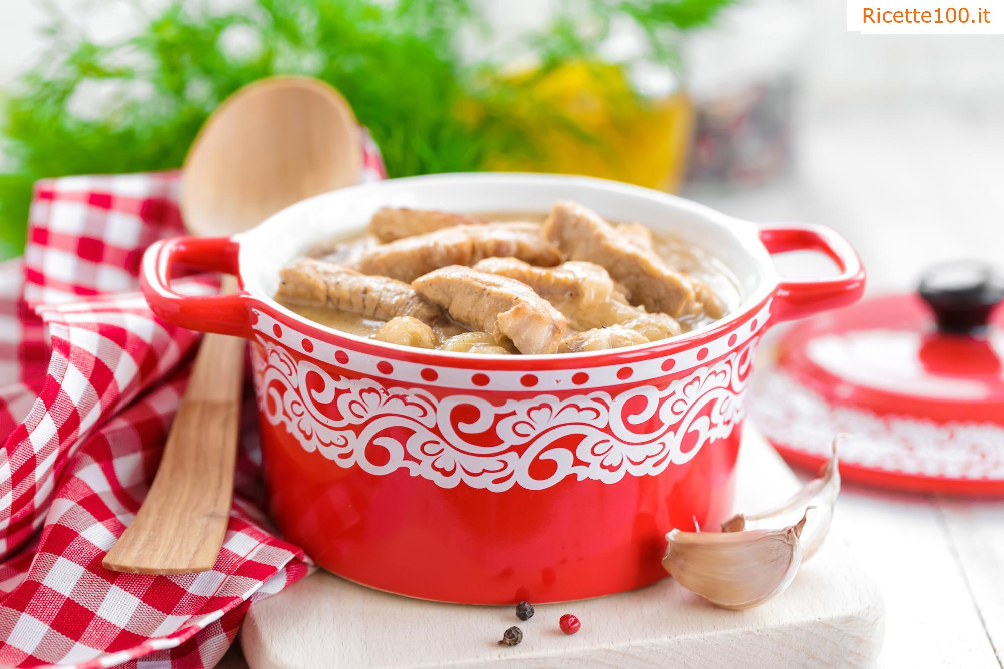 Straccetti di pollo con carote e cavolo rapa stufati