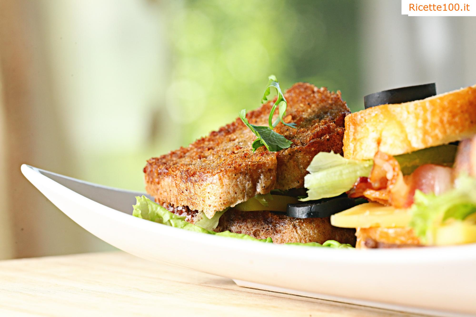 Toast all'inglese con uovo
