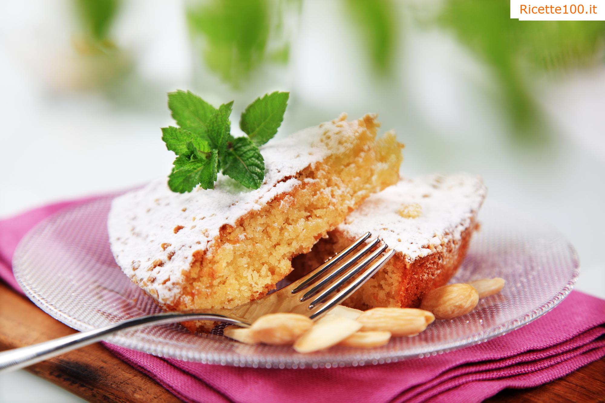 Torta di frutta con mandorle
