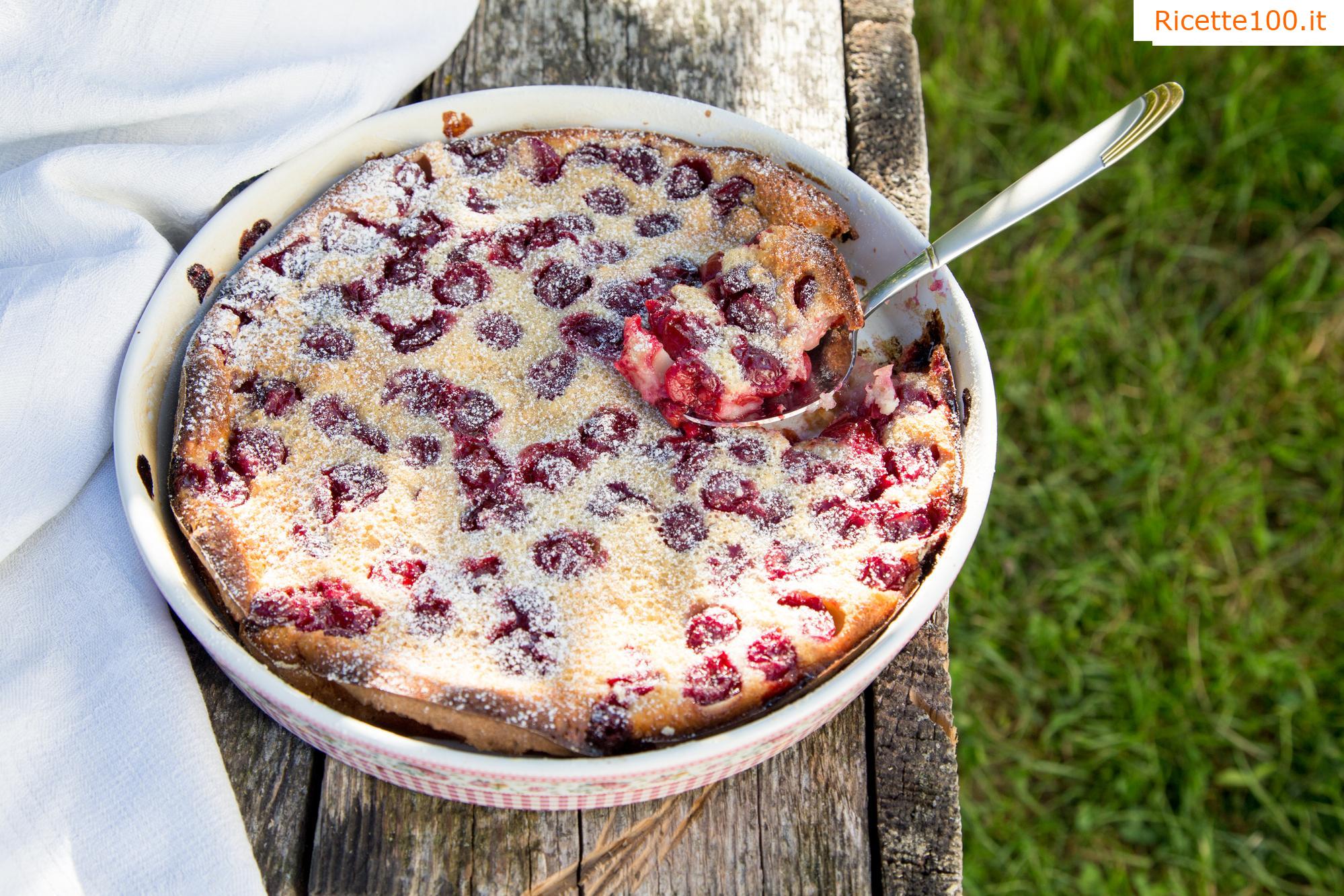 Torta di frutta in tazza