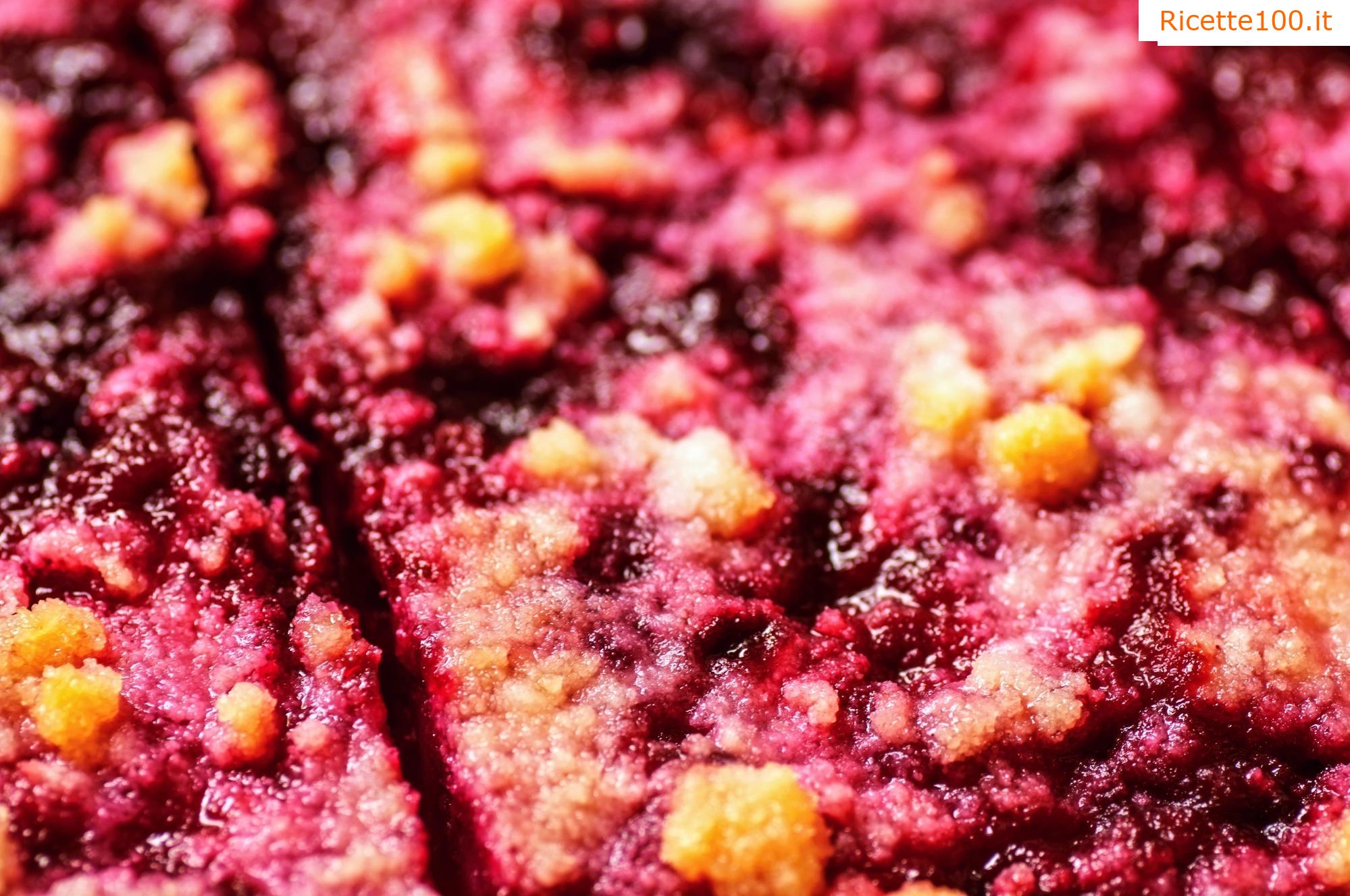 Torta di rabarbaro e fragole con briciola