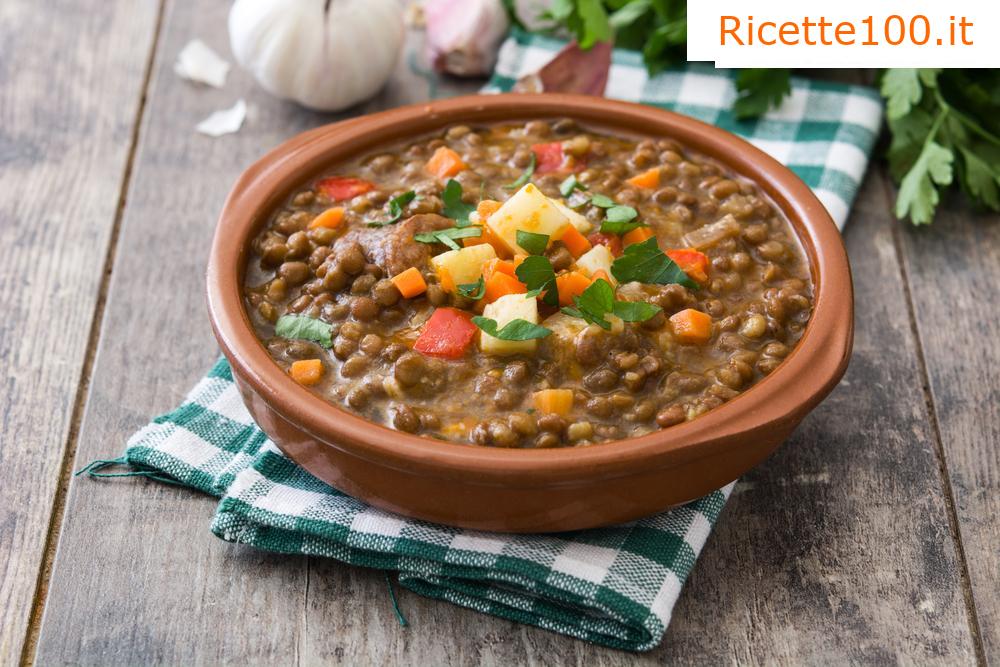 Zuppa densa di lenticchie rosse