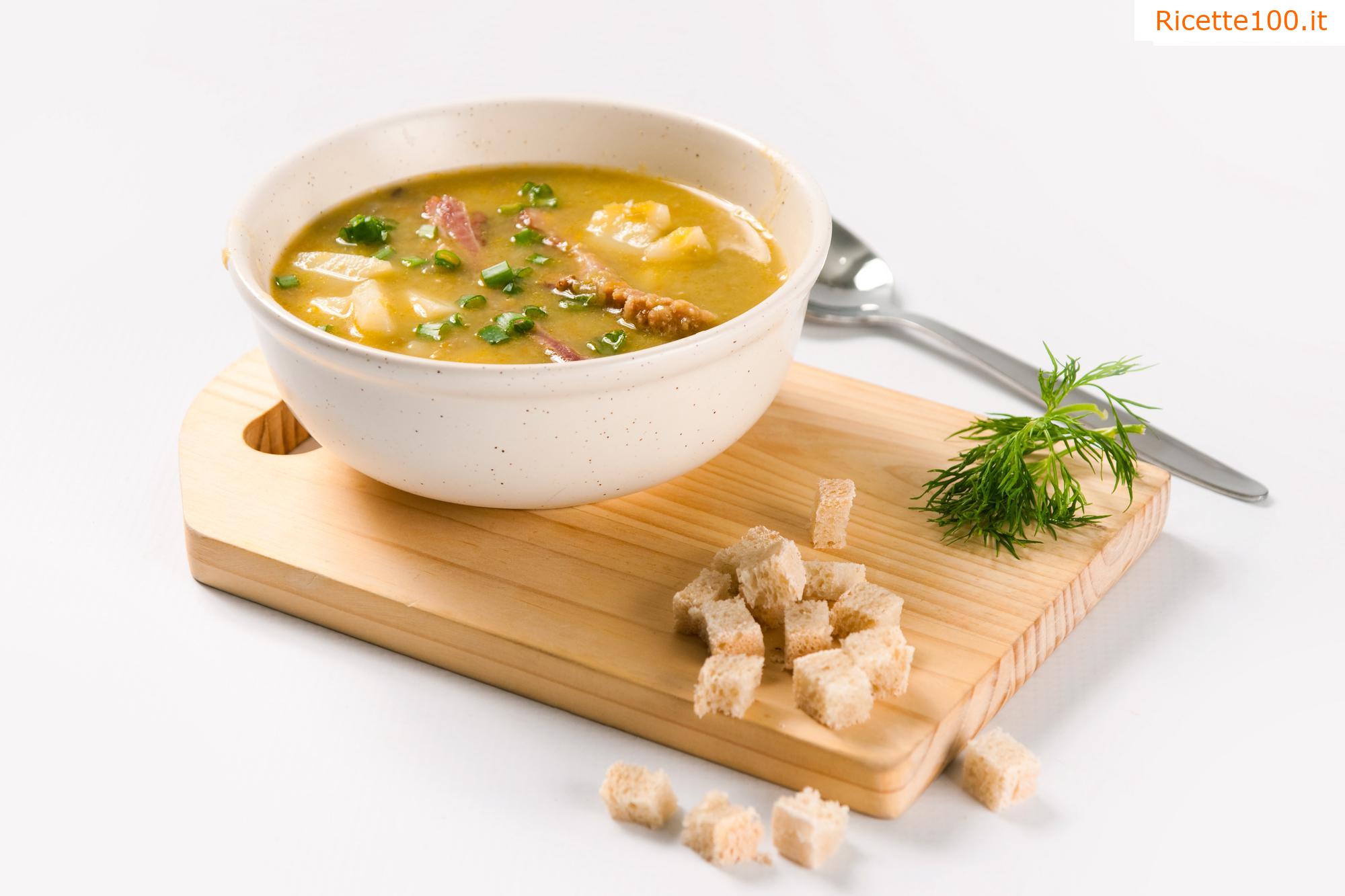 Zuppa di cavolo con panna, patate e salsiccia