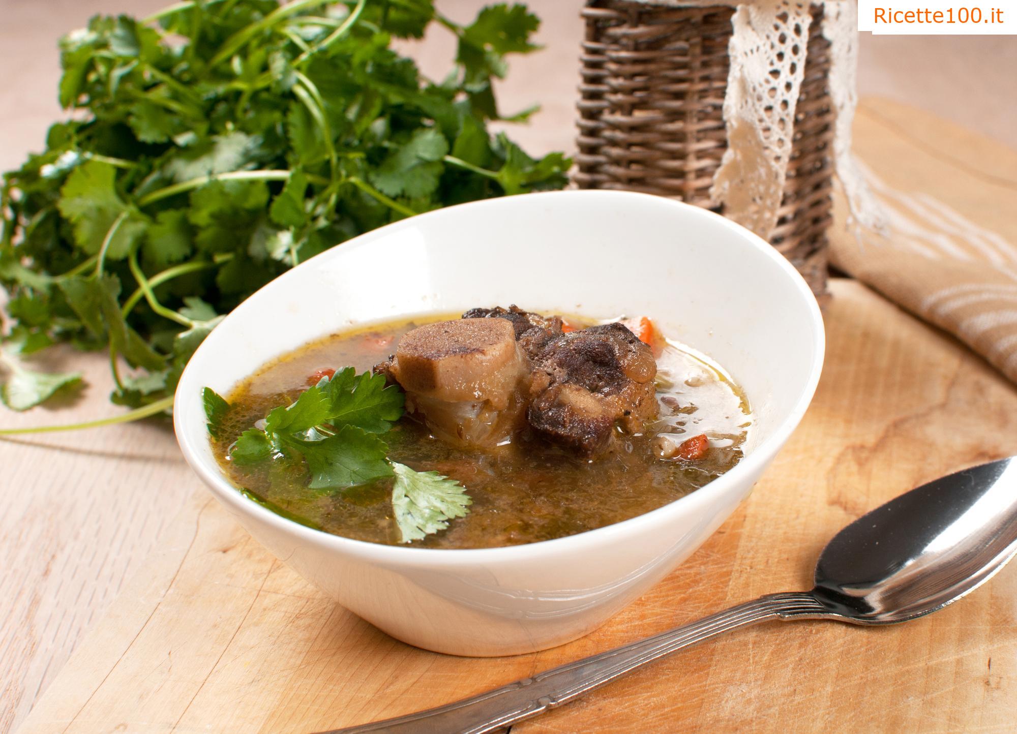 Zuppa di ossa di maiale con gnocchi.