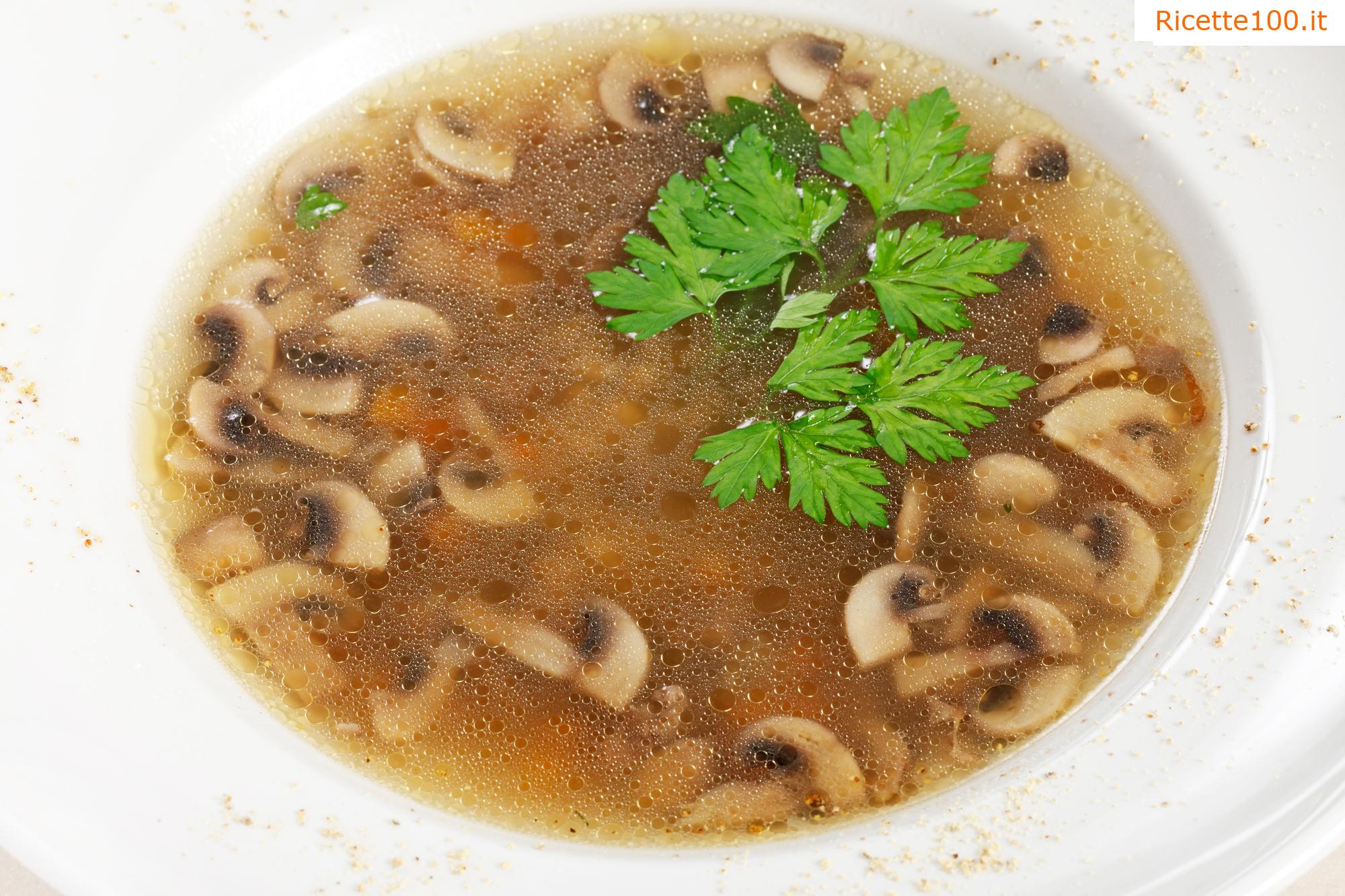Zuppa di pollo con verdure e gnocchi di uova e funghi