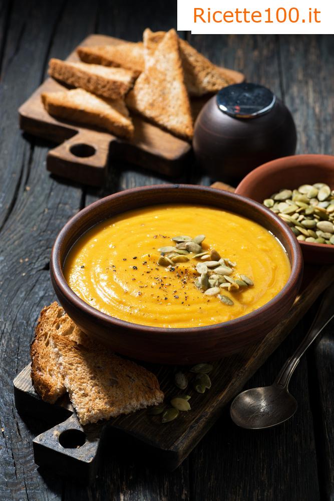 Zuppa di zucca con mele e crostini di formaggio e timo