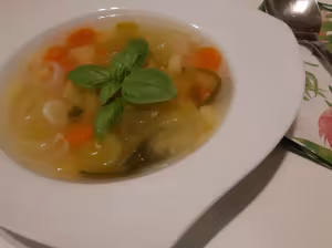 Pollo in brodo con verdure fresche nel wok